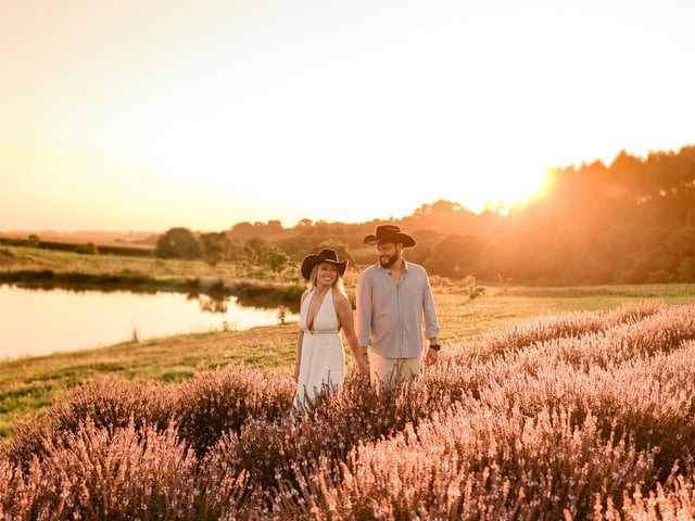 Casamentos de Chapéu na cabeça, pôr do sol no horizonte e um amor pronto pra qualquer estrada