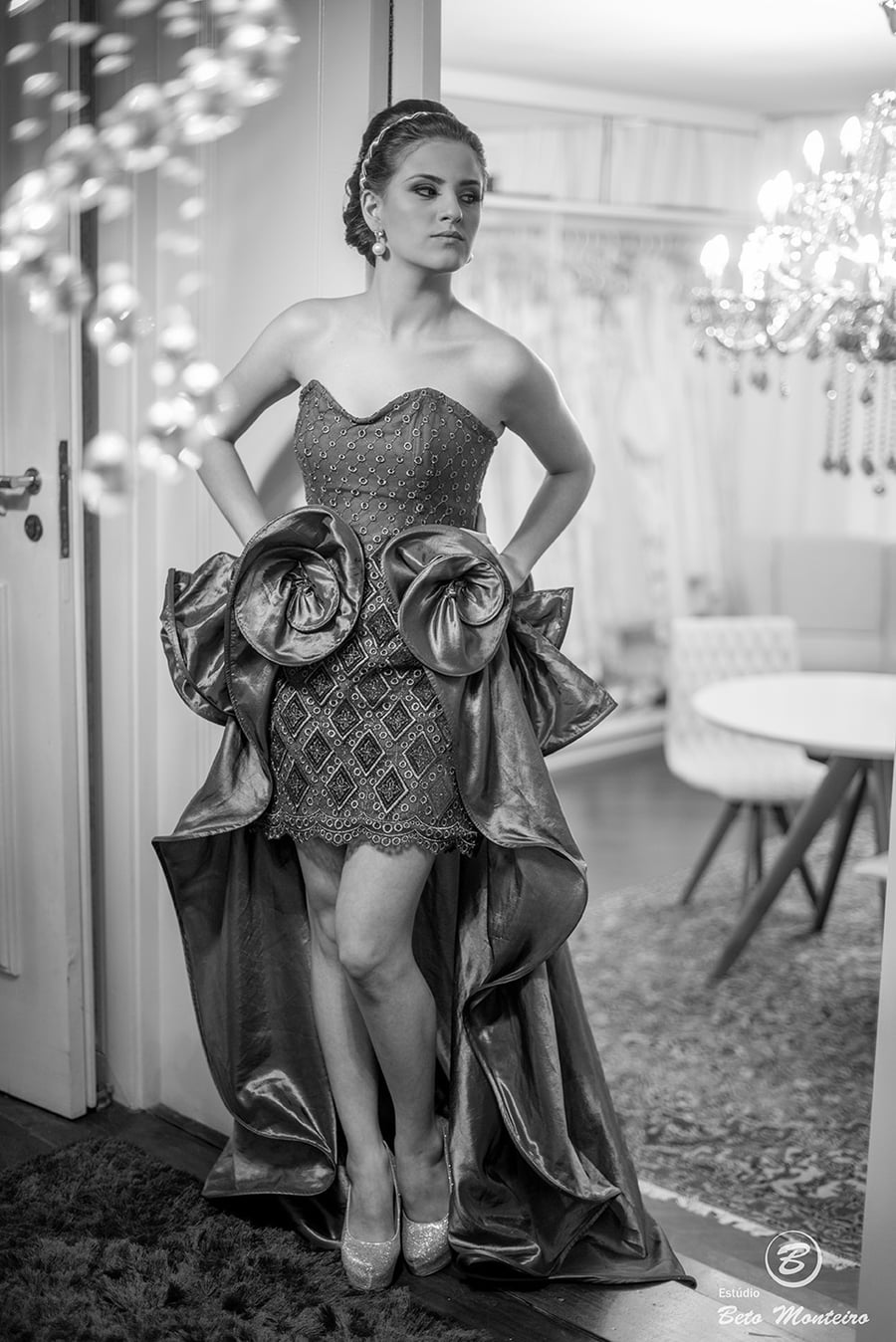 fotografo 15 anos curitiba - cinegrafista 15 anos curitiba - 15 anos curitiba - debutante - aniversario de 15 anos - manuela correa - fotografia - book de fotos - curitiba - estudio beto monteiro - casa donaire - vestido vermelho com dourado