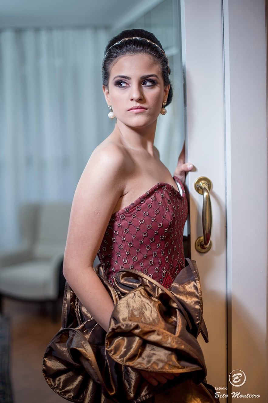 fotografo 15 anos curitiba - cinegrafista 15 anos curitiba - 15 anos curitiba - debutante - aniversario de 15 anos - manuela correa - fotografia - book de fotos - curitiba - estudio beto monteiro - casa donaire - vestido vermelho com dourado