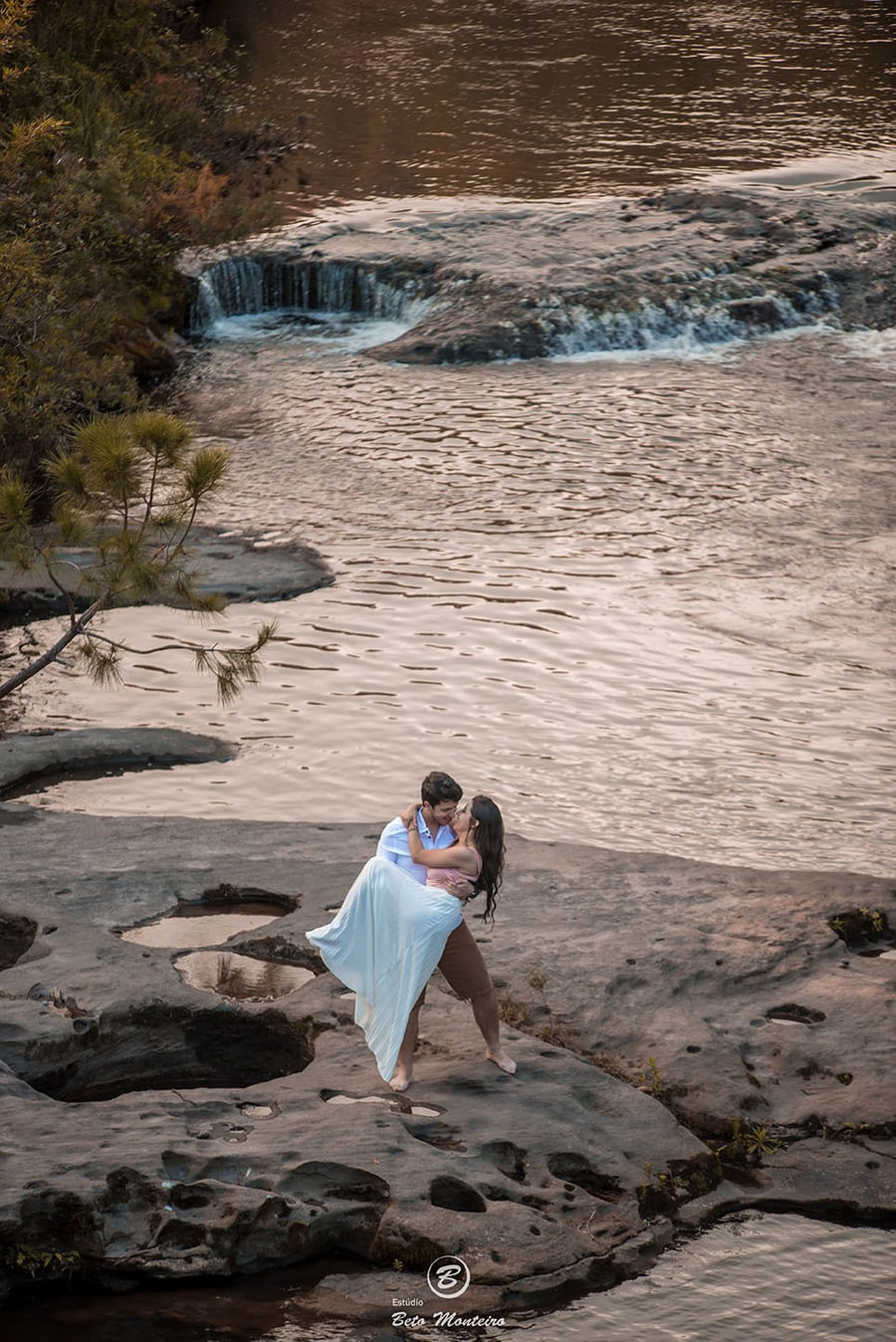 Casamento - Pré-Casamento - Pré-wedding - Trash the dress - Book de casal - Sessão de noivos - Estúdio Beto Monteiro - Curitiba - rio - montanha - floresta - violão - cantora - ceu azul - recanto dos papagaios - palmeira - Clarissa Bastos e Lucas Moreno