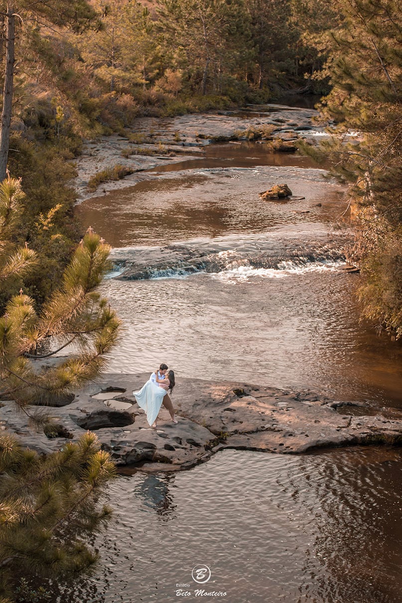 Casamento - Pré-Casamento - Pré-wedding - Trash the dress - Book de casal - Sessão de noivos - Estúdio Beto Monteiro - Curitiba - rio - montanha - floresta - violão - cantora - ceu azul - recanto dos papagaios - palmeira - Clarissa Bastos e Lucas Moreno