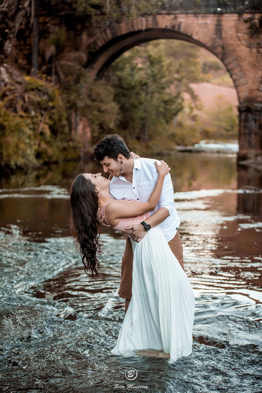 Casamento - Pré-Casamento - Pré-wedding - Trash the dress - Book de casal - Sessão de noivos - Estúdio Beto Monteiro - Curitiba - rio - montanha - floresta - violão - cantora - ceu azul - recanto dos papagaios - palmeira - Clarissa Bastos e Lucas Moreno