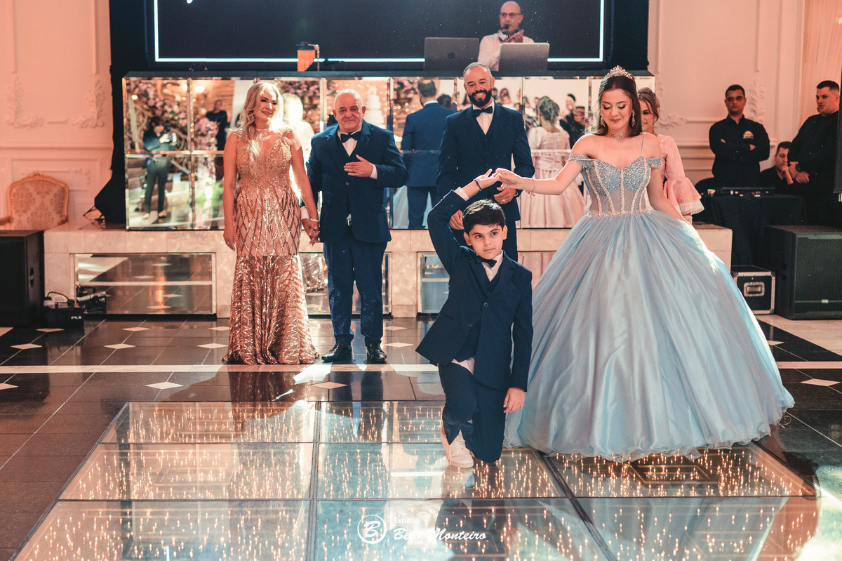 Aniversário de 15 anos - Foto e Filmagem - Debutante - Estúdio Beto Monteiro - Curitiba - fotografo de 15 anos - sessao de fotos - book de 15 anos - fotografo - Maria eduarda rossato - castello reale - pedro aquino - sol cerimonial - vestido azul