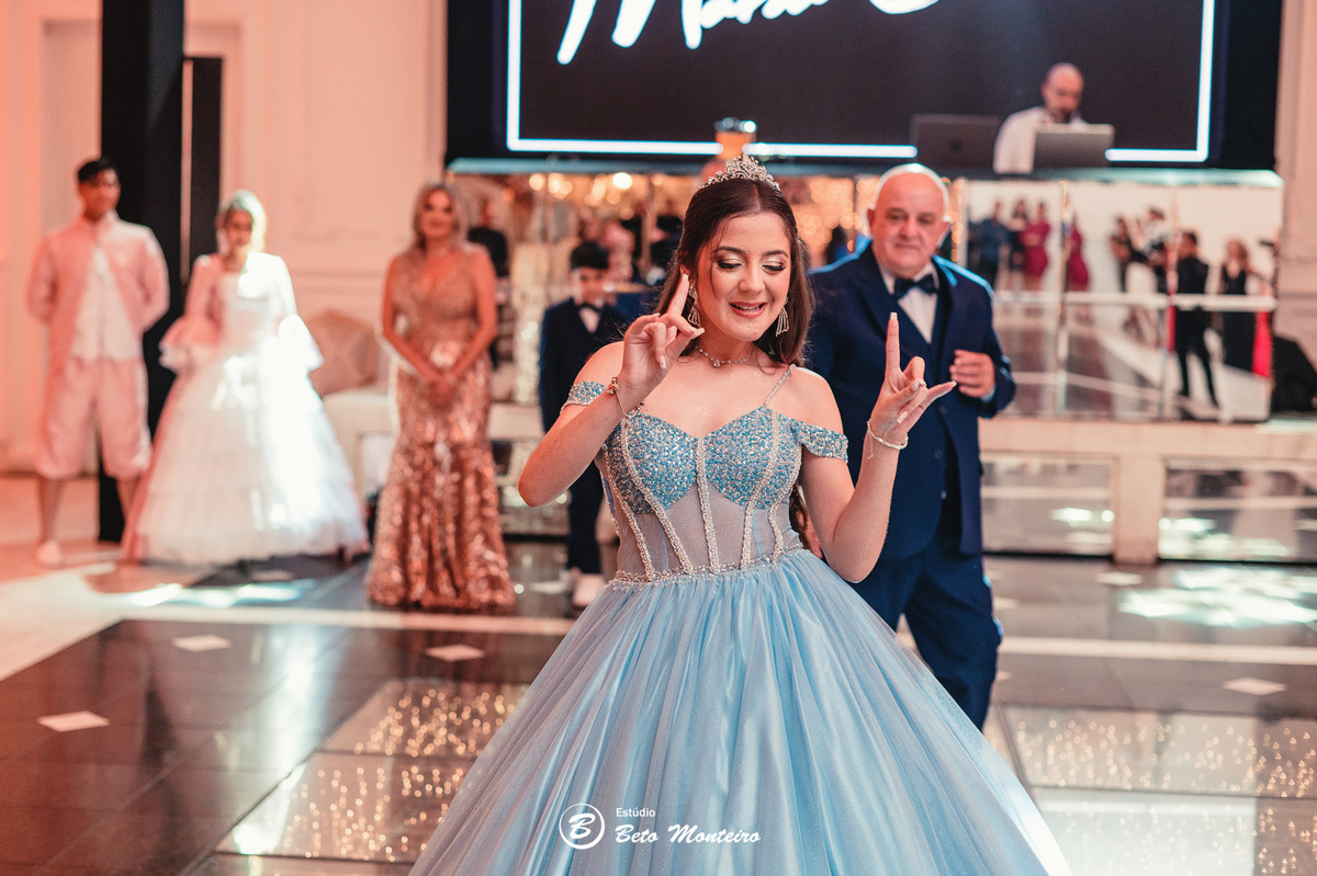 Aniversário de 15 anos - Foto e Filmagem - Debutante - Estúdio Beto Monteiro - Curitiba - fotografo de 15 anos - sessao de fotos - book de 15 anos - fotografo - Maria eduarda rossato - castello reale - pedro aquino - sol cerimonial - vestido azul