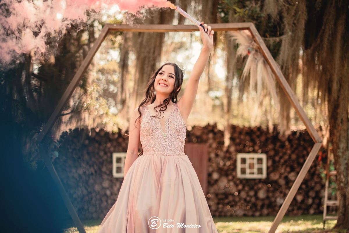 Aniversário de 15 anos - Foto e Filmagem - Debutante - Estúdio Beto Monteiro - Curitiba - fotografo de 15 anos - fotógrafa - sessão de fotos - book de fotos - book de 15 anos - fotografo - chácara ienkot - vestido de debutante - Maria Eduarda Rossato