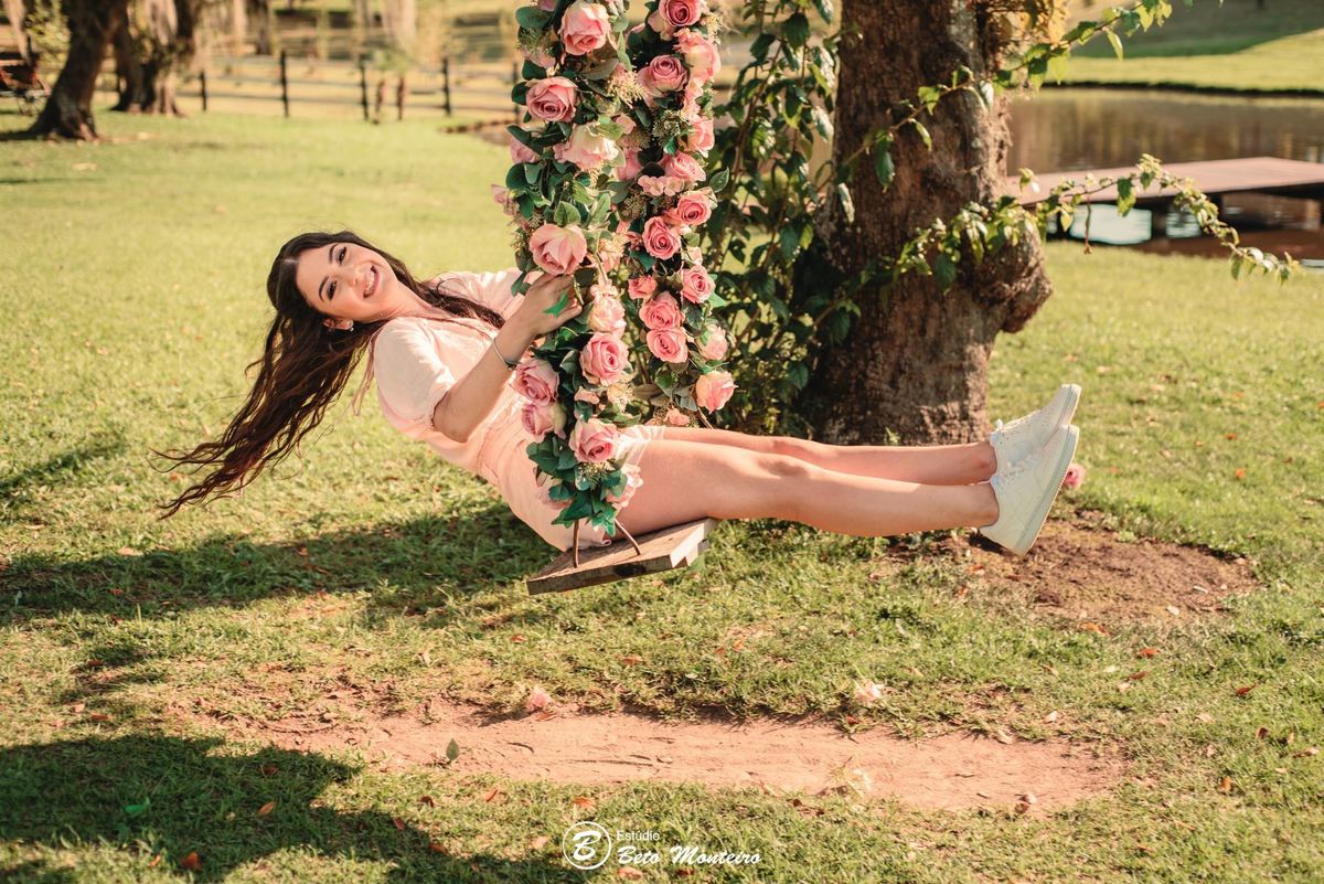 Aniversário de 15 anos - Foto e Filmagem - Debutante - Estúdio Beto Monteiro - Curitiba - fotografo de 15 anos - fotógrafa - sessão de fotos - book de fotos - book de 15 anos - fotografo - chácara ienkot - vestido de debutante - Maria Eduarda Rossato