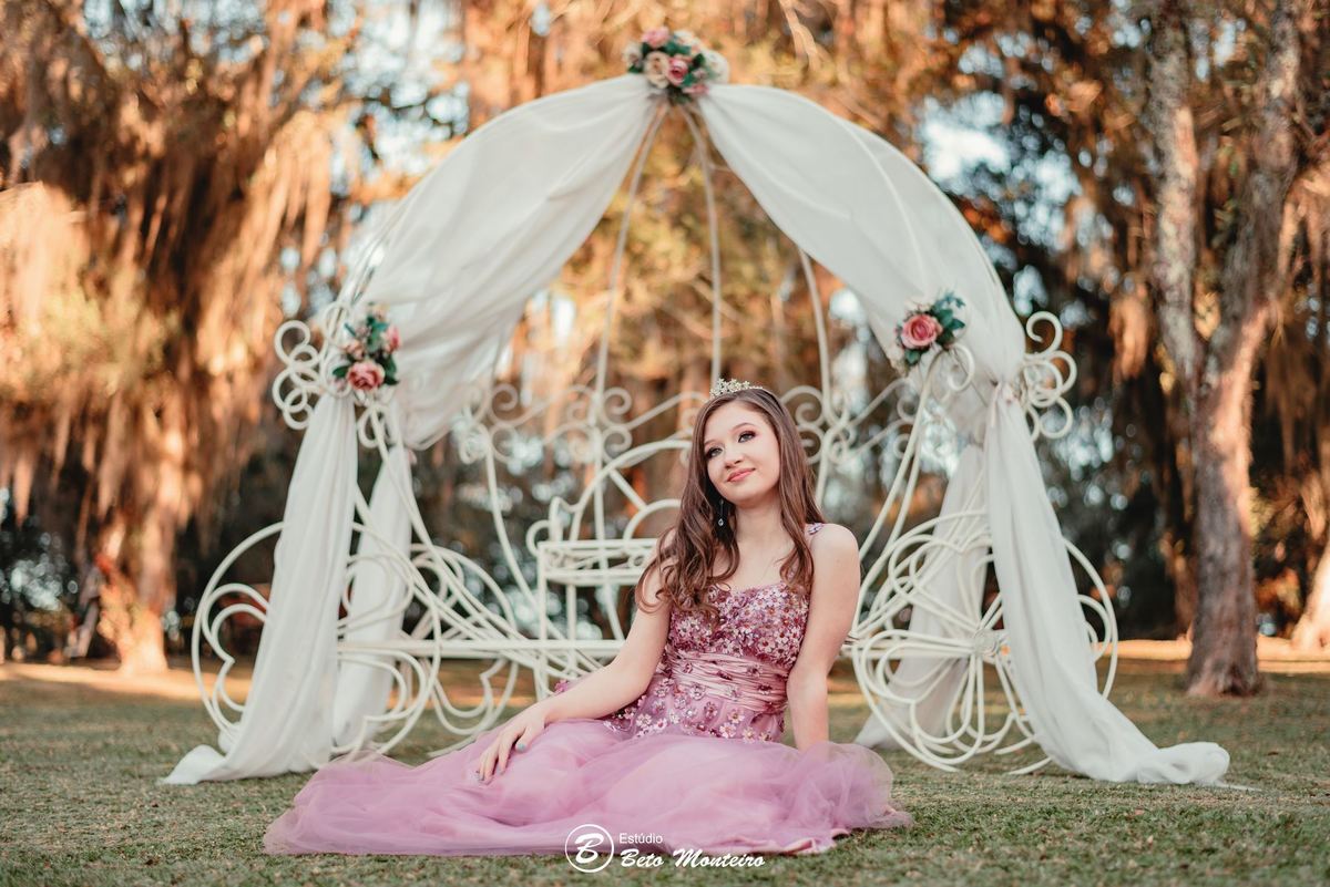 Aniversário de 15 anos - Foto e Filmagem - Debutante - Estúdio Beto Monteiro - Curitiba - fotografo de 15 anos - fotógrafa - sessão de fotos - book de fotos - book de 15 anos - chácara ienkot - vestido de debutante - Mariana