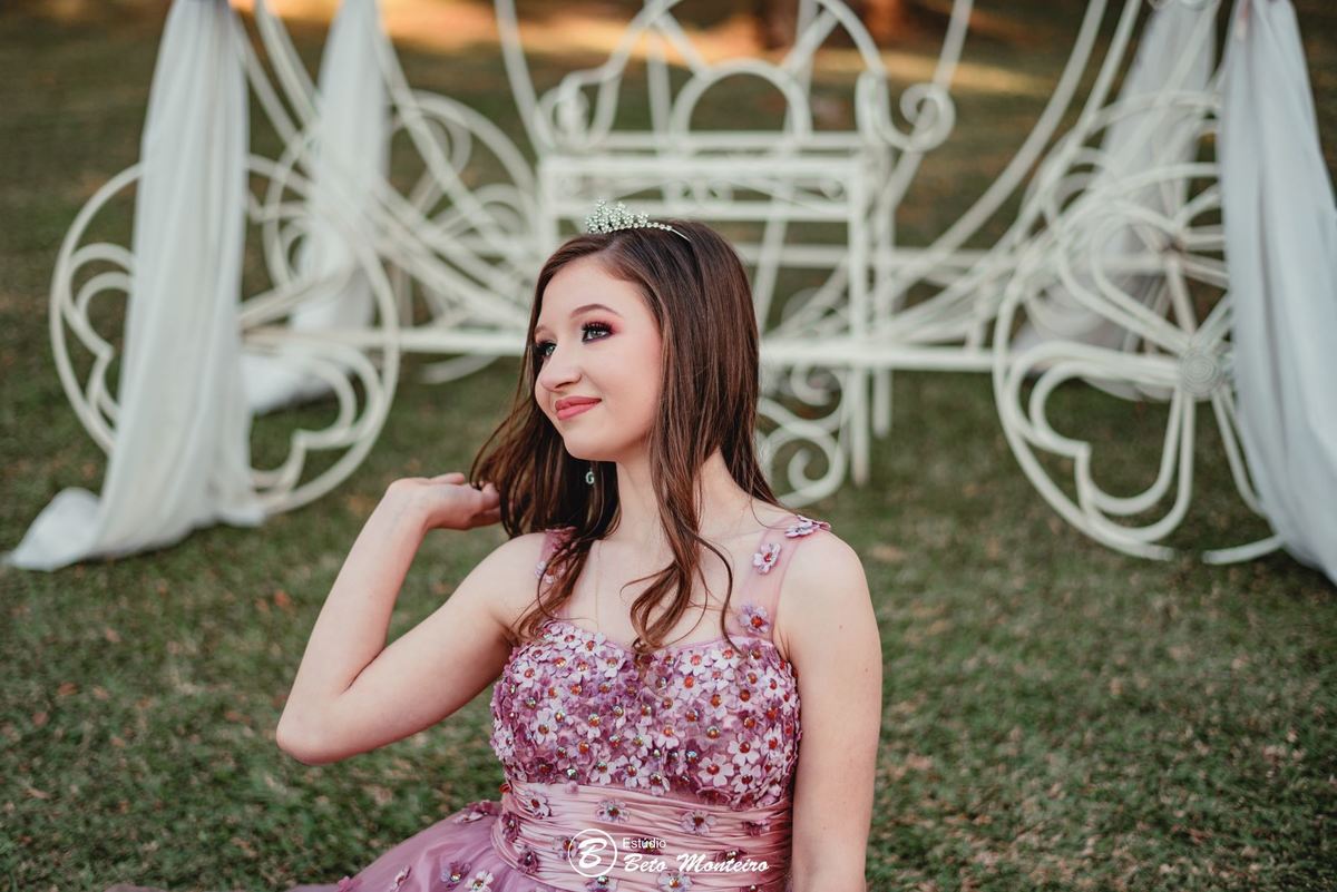 Aniversário de 15 anos - Foto e Filmagem - Debutante - Estúdio Beto Monteiro - Curitiba - fotografo de 15 anos - fotógrafa - sessão de fotos - book de fotos - book de 15 anos - chácara ienkot - vestido de debutante - Mariana