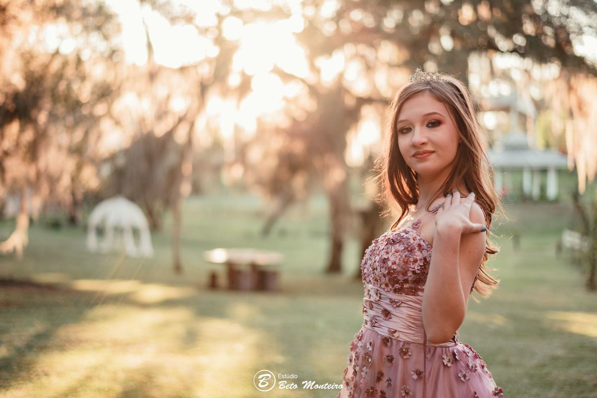Aniversário de 15 anos - Foto e Filmagem - Debutante - Estúdio Beto Monteiro - Curitiba - fotografo de 15 anos - fotógrafa - sessão de fotos - book de fotos - book de 15 anos - chácara ienkot - vestido de debutante - Mariana