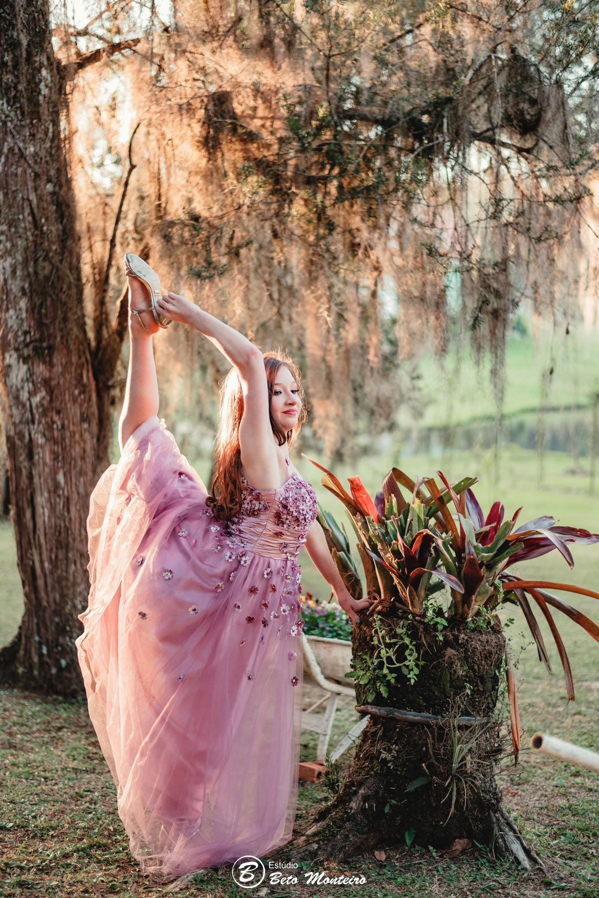 Aniversário de 15 anos - Foto e Filmagem - Debutante - Estúdio Beto Monteiro - Curitiba - fotografo de 15 anos - fotógrafa - sessão de fotos - book de fotos - book de 15 anos - chácara ienkot - vestido de debutante - Mariana