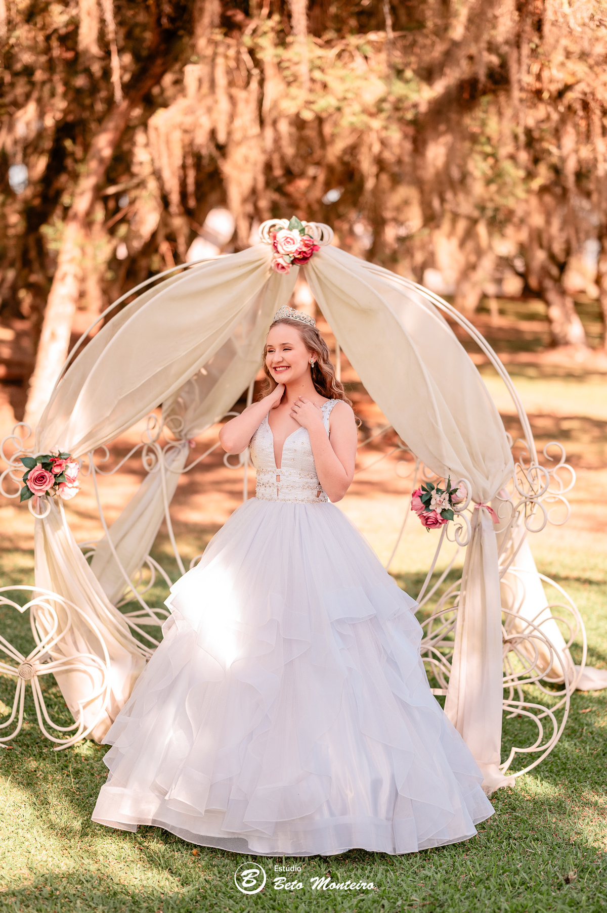 Aniversário de 15 anos - Foto e Filmagem - Debutante - Estúdio Beto Monteiro - Curitiba - fotografo de 15 anos - fotógrafa - sessão de fotos - book de fotos - book de 15 anos - chácara ienkot - vestido de debutante - Fabíola