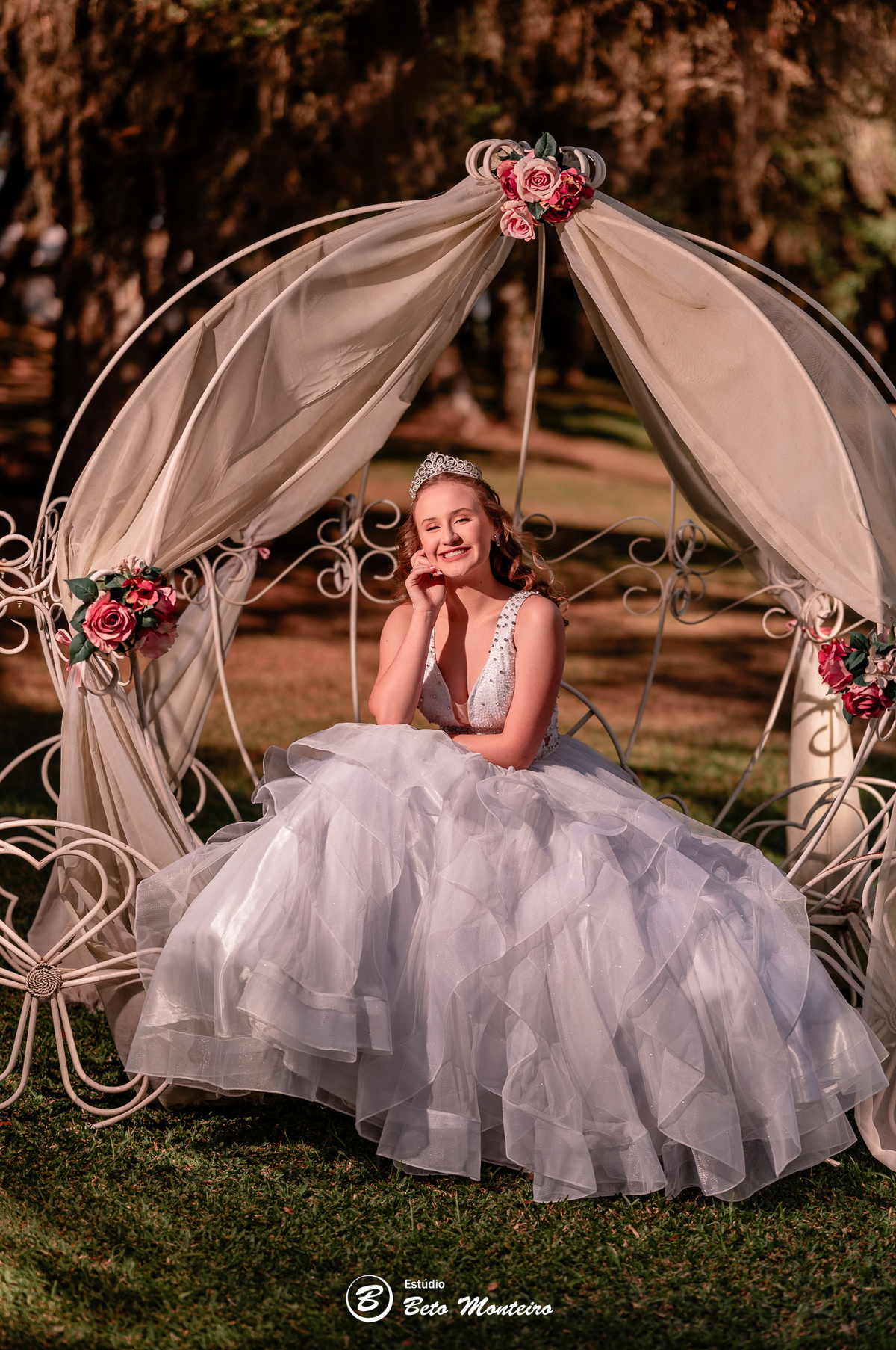 Aniversário de 15 anos - Foto e Filmagem - Debutante - Estúdio Beto Monteiro - Curitiba - fotografo de 15 anos - fotógrafa - sessão de fotos - book de fotos - book de 15 anos - chácara ienkot - vestido de debutante - Fabíola