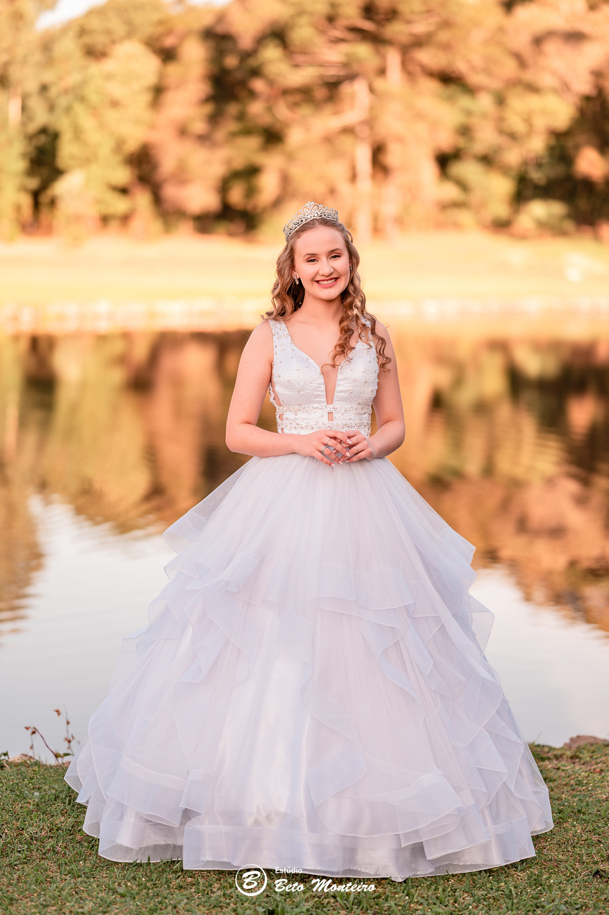 Aniversário de 15 anos - Foto e Filmagem - Debutante - Estúdio Beto Monteiro - Curitiba - fotografo de 15 anos - fotógrafa - sessão de fotos - book de fotos - book de 15 anos - chácara ienkot - vestido de debutante - Fabíola