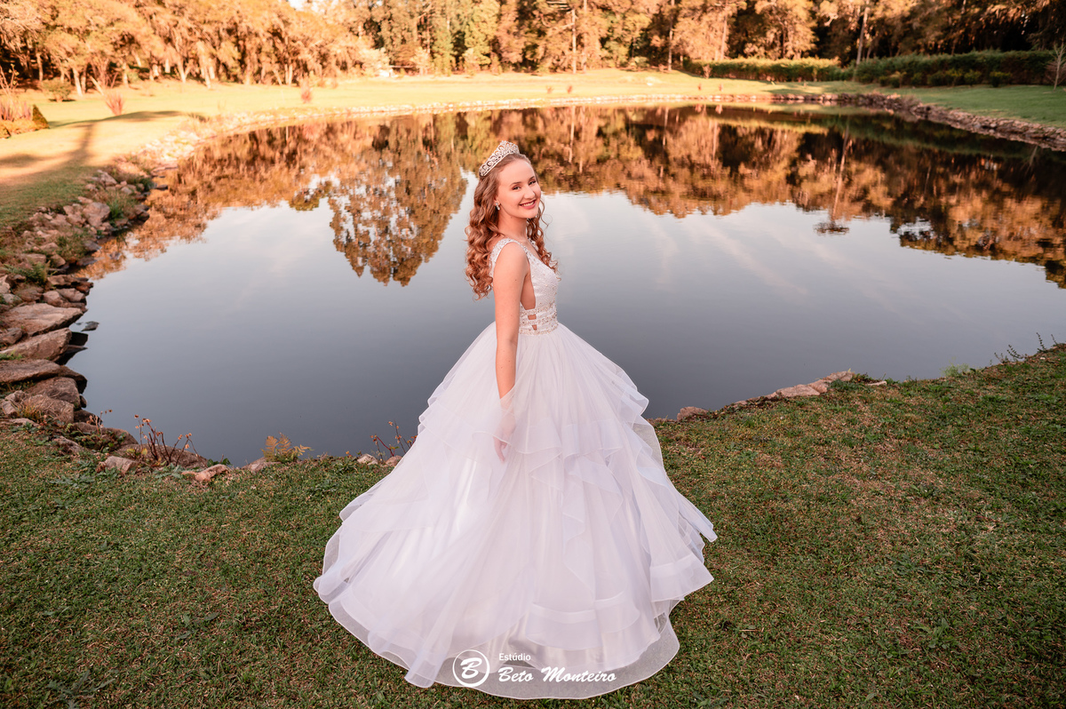Aniversário de 15 anos - Foto e Filmagem - Debutante - Estúdio Beto Monteiro - Curitiba - fotografo de 15 anos - fotógrafa - sessão de fotos - book de fotos - book de 15 anos - chácara ienkot - vestido de debutante - Fabíola