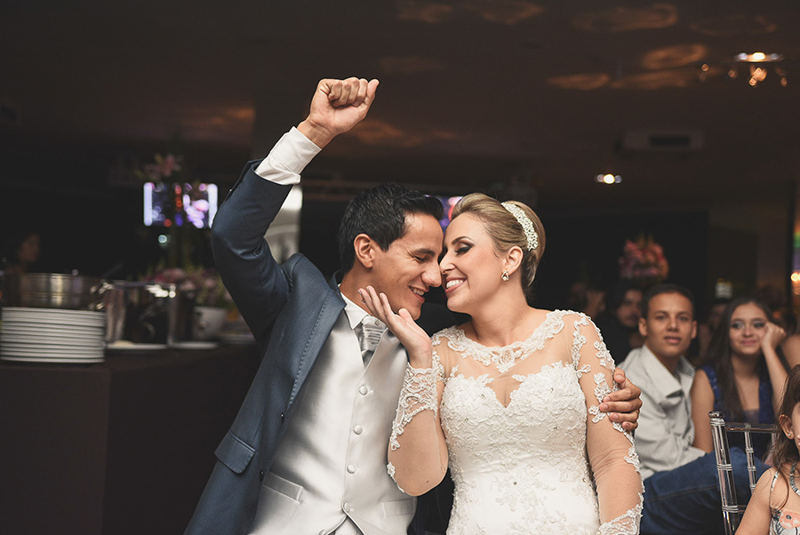 Casamento Debora e Rodrigo - Fotografia e Filmagem de Casamento - Curitiba - Londrina - Moress Buffet - Estúdio Beto Monteiro - noivos em momento especial - curtindo