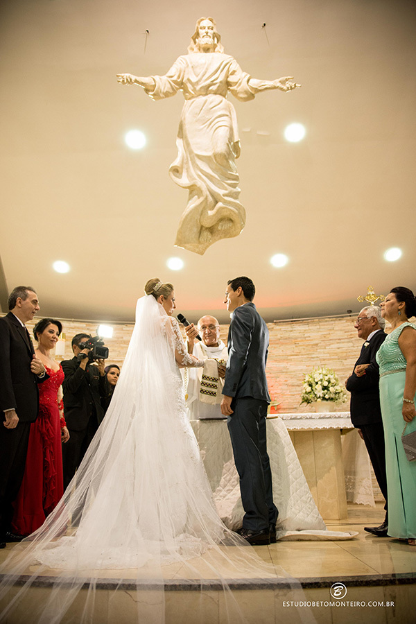 Noivos e pais no altar com o padre - Casamento Debora e Rodrigo - Fotografia e Filmagem de Casamento - Curitiba - Londrina - Moress Buffet - Estúdio Beto Monteiro