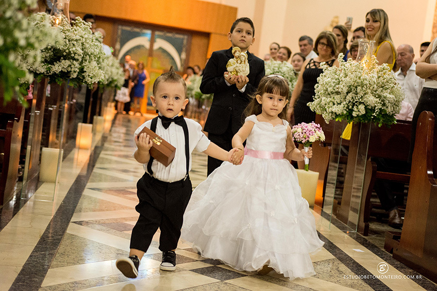 Casamento Debora e Rodrigo - Fotografia e Filmagem de Casamento - Curitiba - Londrina - Moress Buffet - Estúdio Beto Monteiro - Pajens e damas entrando no corredor