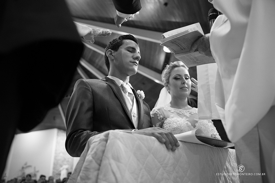 Casamento Debora e Rodrigo - Fotografia e Filmagem de Casamento - Curitiba - Londrina - Moress Buffet - Estúdio Beto Monteiro - noivos no altar ajoelhados
