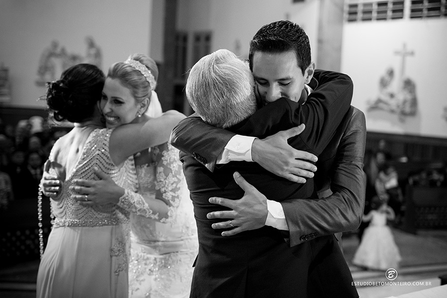 Casamento Debora e Rodrigo - Fotografia e Filmagem de Casamento - Curitiba - Londrina - Moress Buffet - Estúdio Beto Monteiro - noivos abraçando os pais