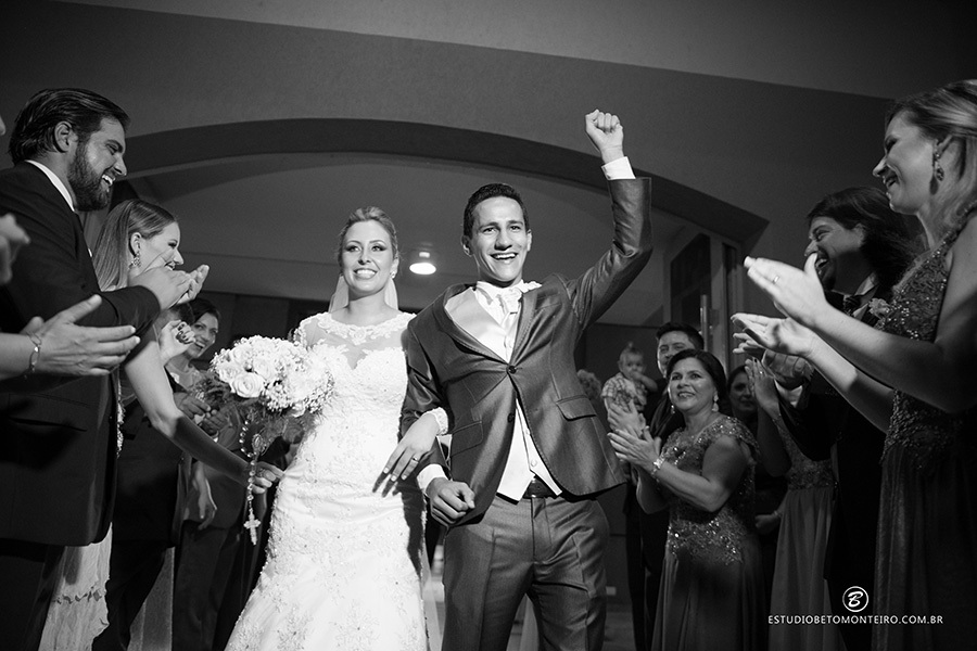 Casamento Debora e Rodrigo - Fotografia e Filmagem de Casamento - Curitiba - Londrina - Moress Buffet - Estúdio Beto Monteiro - noivos saindo da igreja corredor de padrinhos