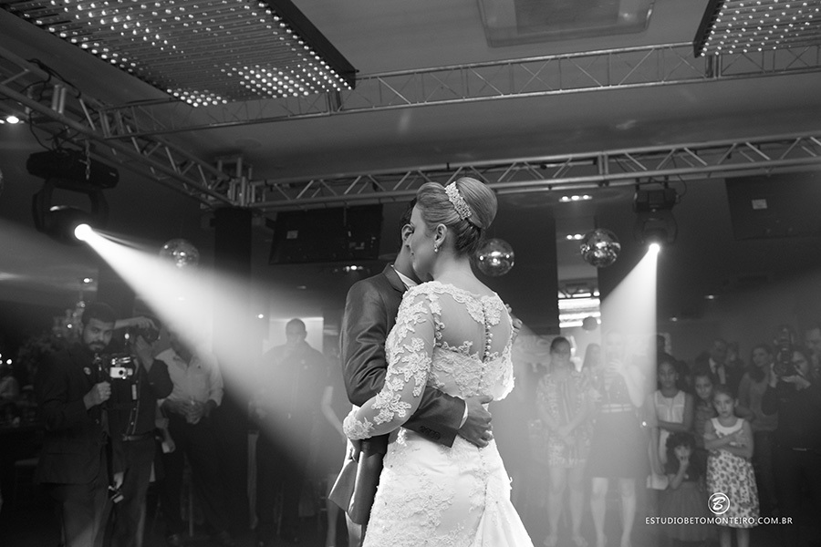 Casamento Debora e Rodrigo - Fotografia e Filmagem de Casamento - Curitiba - Londrina - Moress Buffet - Estúdio Beto Monteiro - noivos na pista de dança