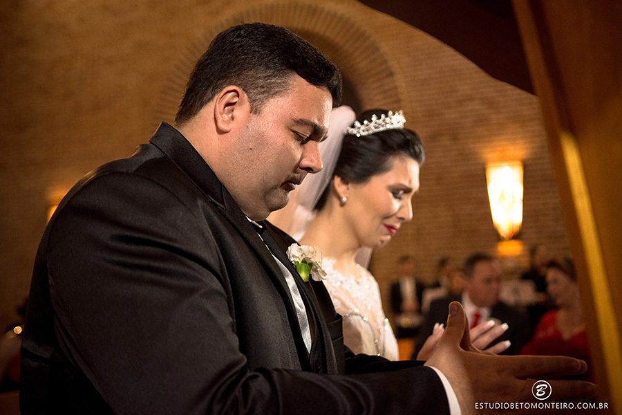 Casamento Nayara e Angelo - Mansão Merano - Curitiba - Fotografia e Filmagem - Estudio Beto Monteiro - noivos ajoelhados e noiva chorando