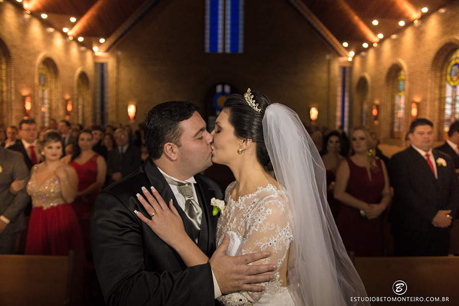Casamento Nayara e Angelo - Mansão Merano - Curitiba - Fotografia e Filmagem - Estudio Beto Monteiro - noivos dando beijo