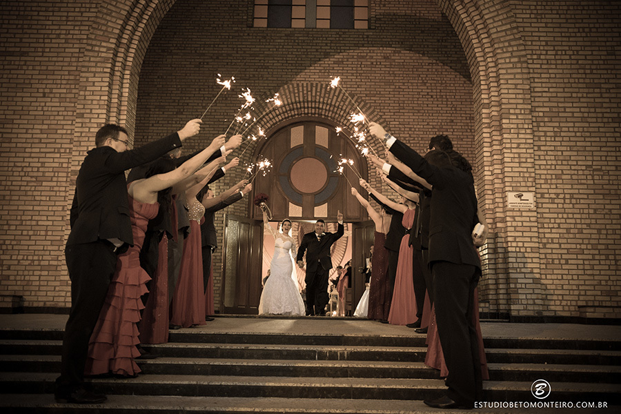 Casamento Nayara e Angelo - Mansão Merano - Curitiba - Fotografia e Filmagem - Estudio Beto Monteiro - noivos saindo da igreja com sparkles