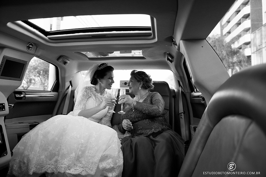 Casamento Nayara e Angelo - Mansão Merano - Curitiba - Fotografia e Filmagem - Estudio Beto Monteiro - noiva com a mãe na limousine