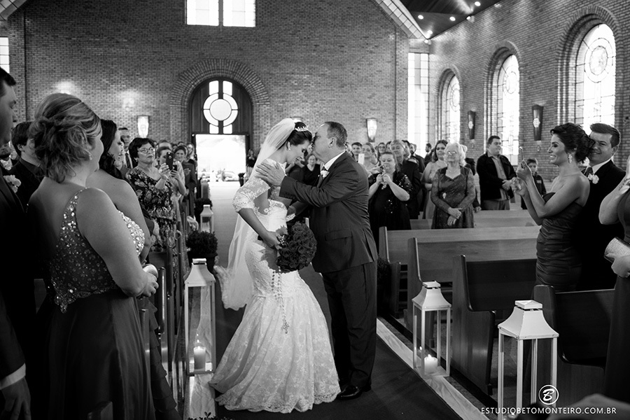 Casamento Nayara e Angelo - Mansão Merano - Curitiba - Fotografia e Filmagem - Estudio Beto Monteiro - pai dando beijo na noiva