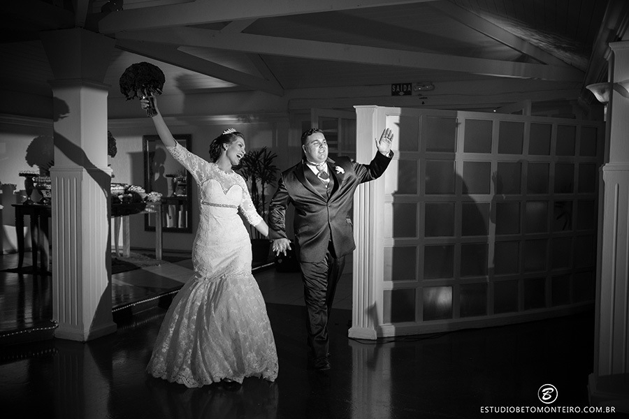 Casamento Nayara e Angelo - Mansão Merano - Curitiba - Fotografia e Filmagem - Estudio Beto Monteiro - noivos entrando e vibrando