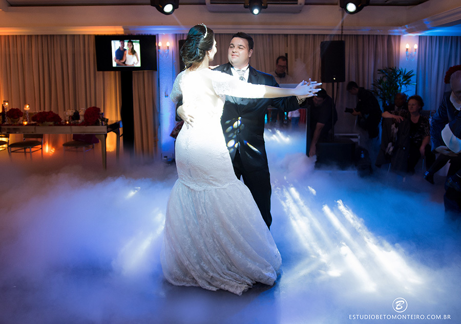 Casamento Nayara e Angelo - Mansão Merano - Curitiba - Fotografia e Filmagem - Estudio Beto Monteiro - noivos dançando a valsa com fumaça