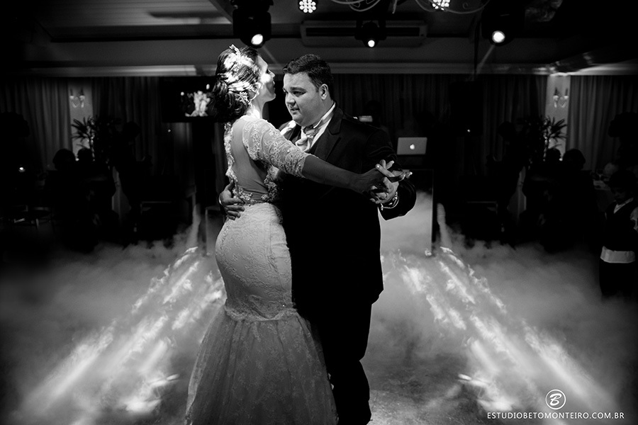 Casamento Nayara e Angelo - Mansão Merano - Curitiba - Fotografia e Filmagem - Estudio Beto Monteiro - noivos na valsa com fumaça