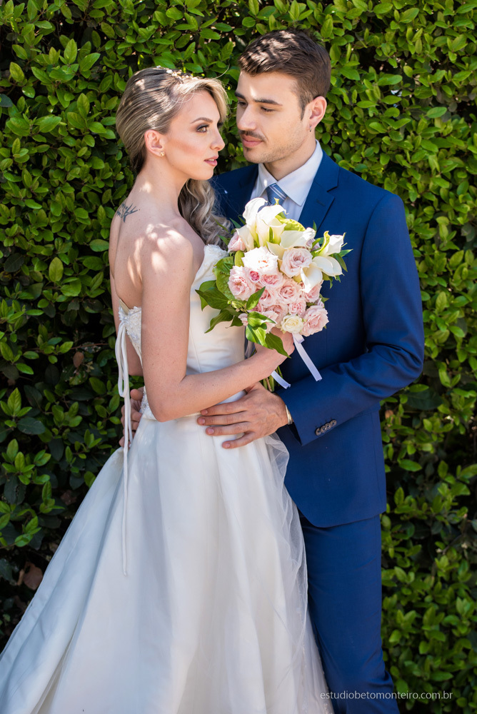 Lucrezia e Stefano fotografia em florenca italia europa - fotografo na europa - casamento europa - casal - noivo - noiva - wedding - estudio beto monteiro - noiva e noiva externa buque flores parede inglesa folhagem