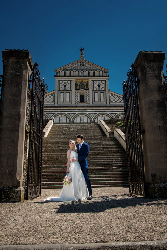 Lucrezia e Stefano fotografia em florenca italia europa - fotografo na europa - casamento europa - casal - noivo - noiva - wedding - estudio beto monteiro - noiva e noiva externa igreja marmore escadaria portão emoção