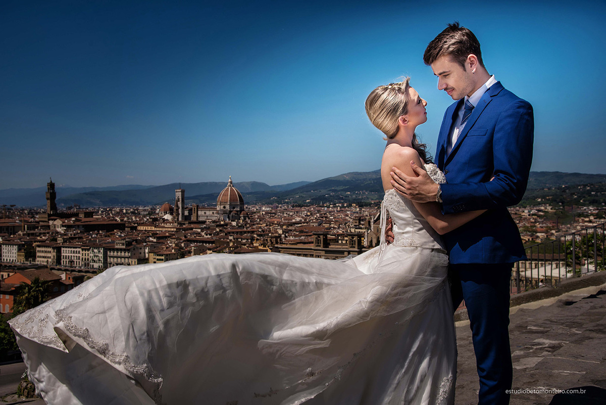 Lucrezia e Stefano fotografia em florenca italia europa - fotografo na europa - casamento europa - casal - noivo - noiva - wedding - estudio beto monteiro - noiva e noiva externa vista de florença ceu azul Piazzale Michelangelo