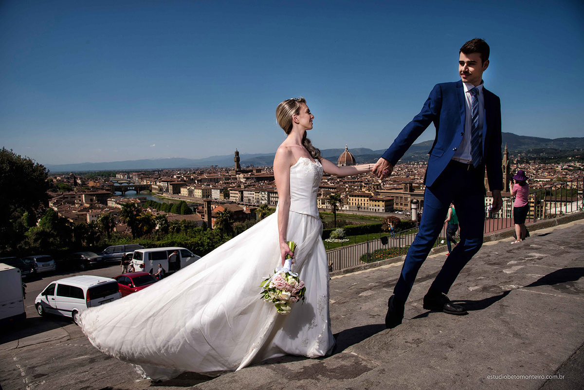 Lucrezia e Stefano fotografia em florenca italia europa - fotografo na europa - casamento europa - casal - noivo - noiva - wedding - estudio beto monteiro - noiva e noiva externa vista de florença ceu azul Piazzale Michelangelo