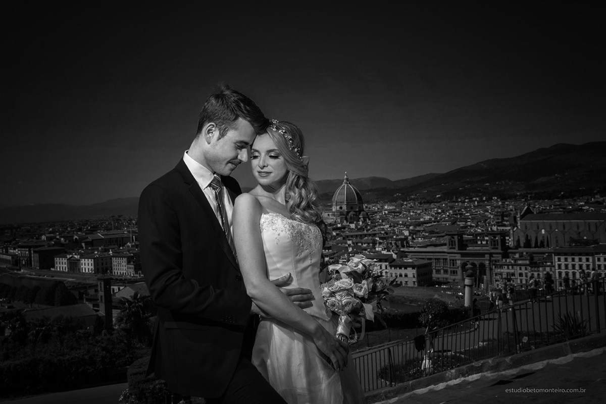 Lucrezia e Stefano fotografia em florenca italia europa - fotografo na europa - casamento europa - casal - noivo - noiva - wedding - estudio beto monteiro - noiva e noiva externa vista de florença ceu azul Piazzale Michelangelo