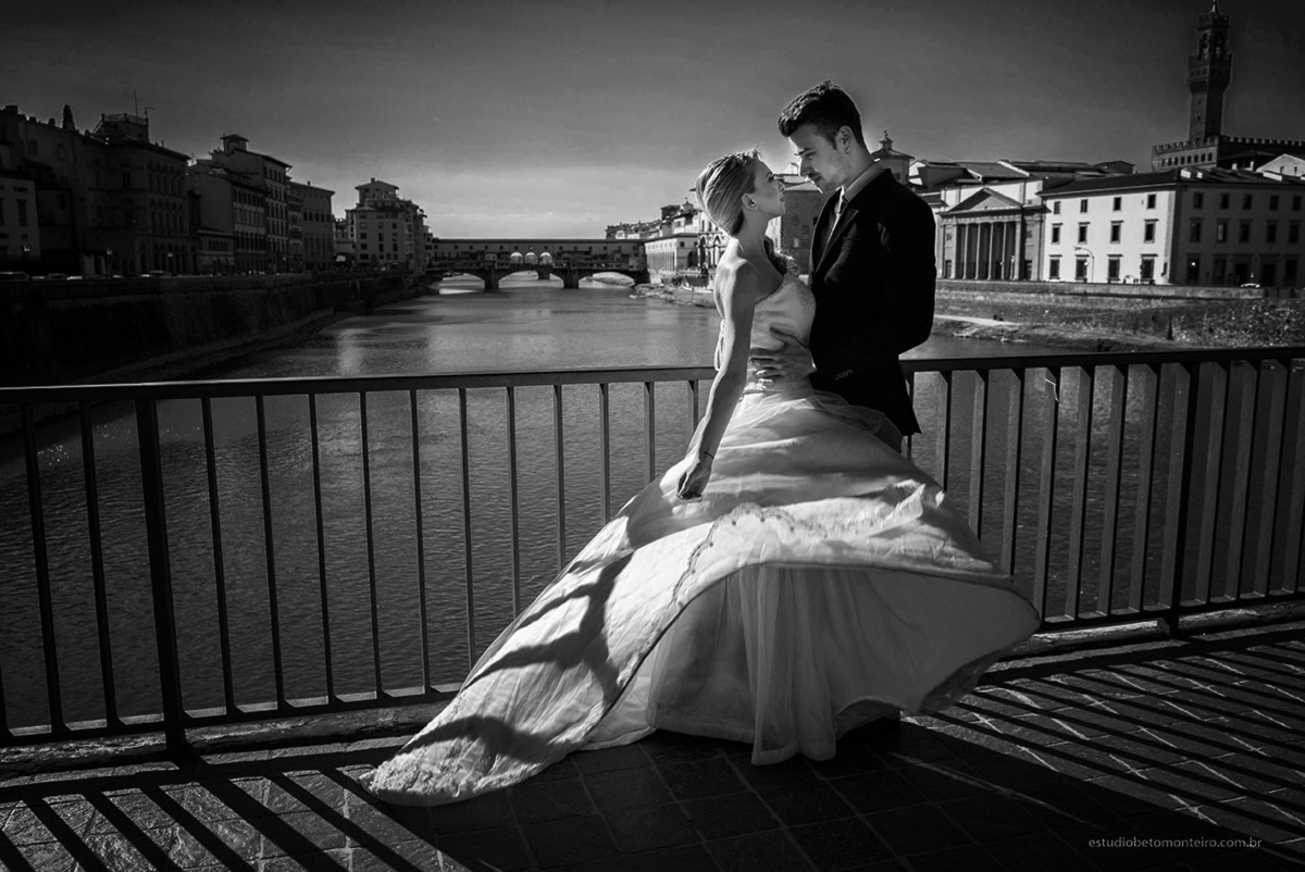 Lucrezia e Stefano fotografia em florenca italia europa - fotografo na europa - casamento europa - casal - noivo - noiva - wedding - estudio beto monteiro - noiva e noiva externa vista de florença ceu azul Ponte Vecchio lago
