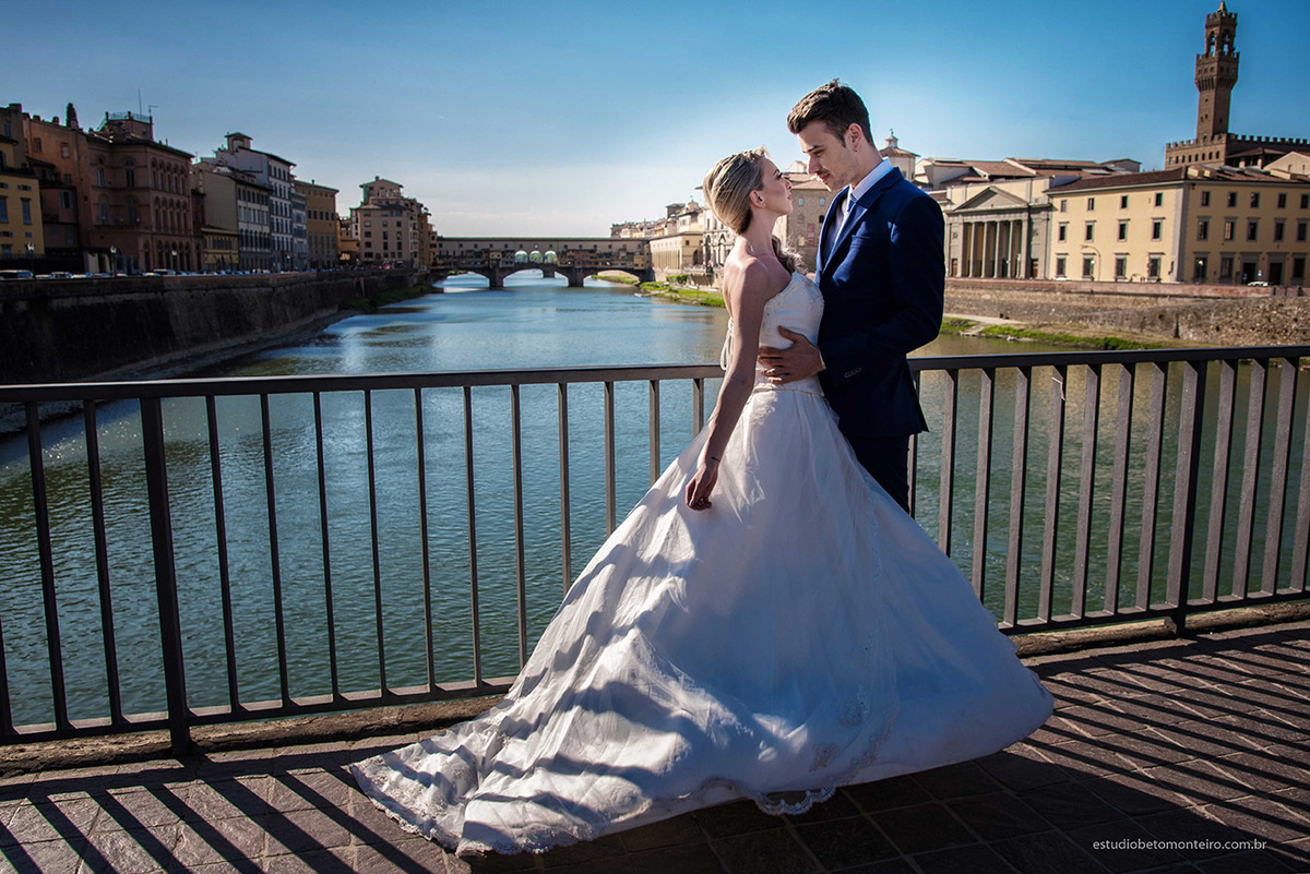 Lucrezia e Stefano fotografia em florenca italia europa - fotografo na europa - casamento europa - casal - noivo - noiva - wedding - estudio beto monteiro - noiva e noiva externa vista de florença ceu azul Ponte Vecchio lago