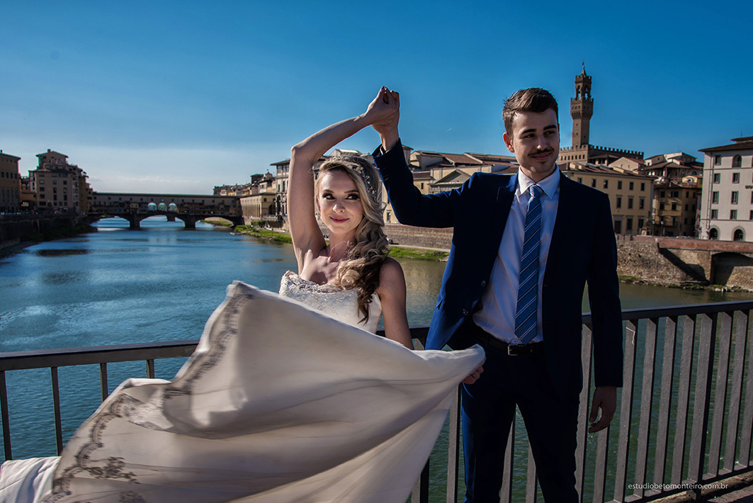 Lucrezia e Stefano fotografia em florenca italia europa - fotografo na europa - casamento europa - casal - noivo - noiva - wedding - estudio beto monteiro - noiva e noiva externa vista de florença ceu azul Ponte Vecchio lago