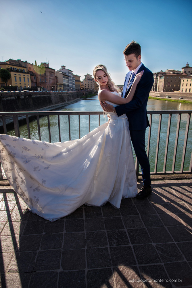 Lucrezia e Stefano fotografia em florenca italia europa - fotografo na europa - casamento europa - casal - noivo - noiva - wedding - estudio beto monteiro - noiva e noiva externa vista de florença ceu azul Ponte Vecchio lago