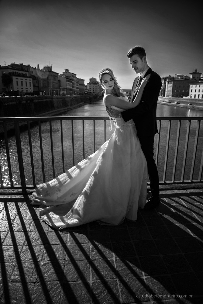 Lucrezia e Stefano fotografia em florenca italia europa - fotografo na europa - casamento europa - casal - noivo - noiva - wedding - estudio beto monteiro - noiva e noiva externa vista de florença ceu azul Ponte Vecchio lago