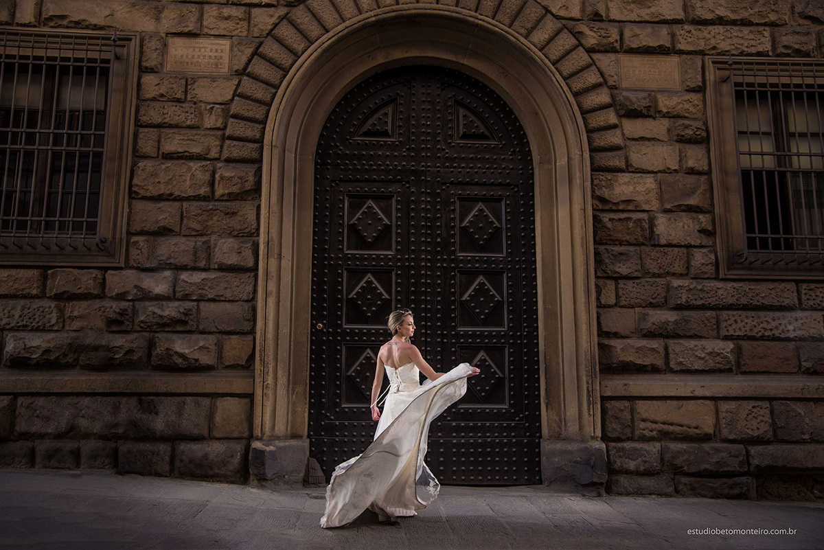 Lucrezia e Stefano fotografia em florenca italia europa - fotografo na europa - casamento europa - casal - noivo - noiva - wedding - estudio beto monteiro - noiva externa construção antiga medieval pedras vestido rodando