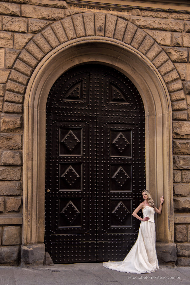 Lucrezia e Stefano fotografia em florenca italia europa - fotografo na europa - casamento europa - casal - noivo - noiva - wedding - estudio beto monteiro - noiva externa construção antiga medieval pedras vestido rodando