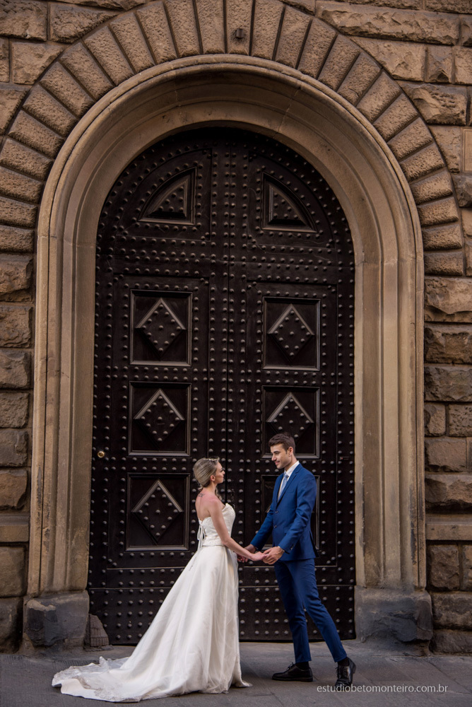 Lucrezia e Stefano fotografia em florenca italia europa - fotografo na europa - casamento europa - casal - noivo - noiva - wedding - estudio beto monteiro - noiva e noivo externa construção antiga medieval pedras