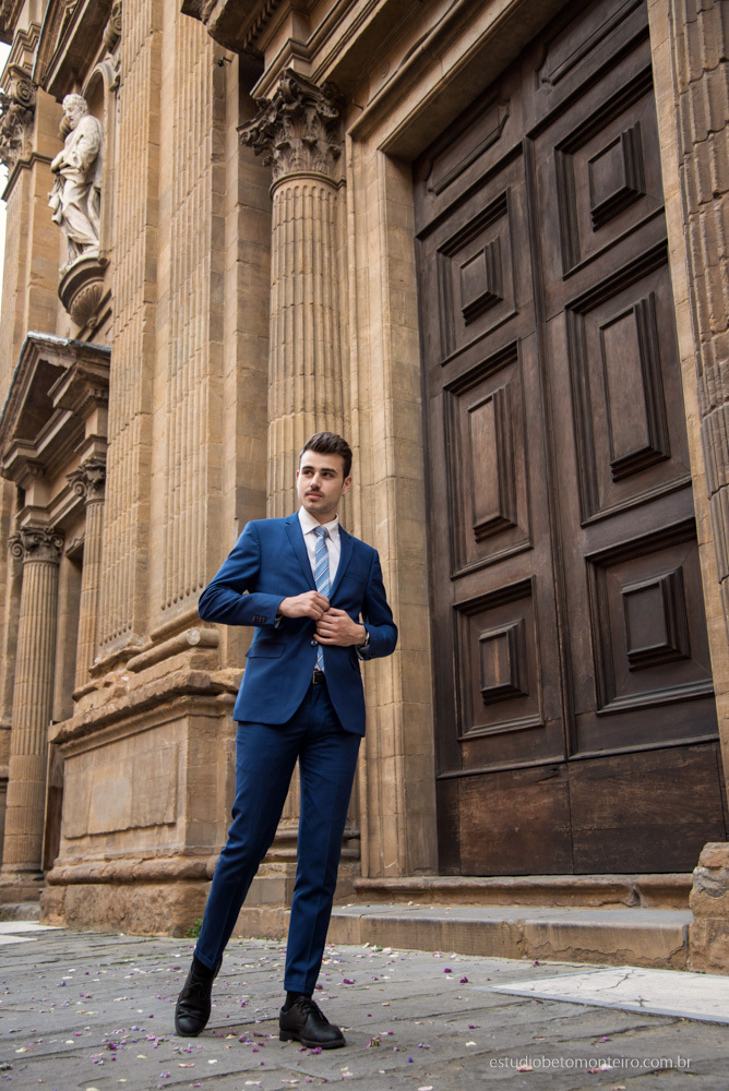 Lucrezia e Stefano fotografia em florenca italia europa - fotografo na europa - casamento europa - casal - noivo - noiva - wedding - estudio beto monteiro - noivo externa construção antiga medieval pedras
