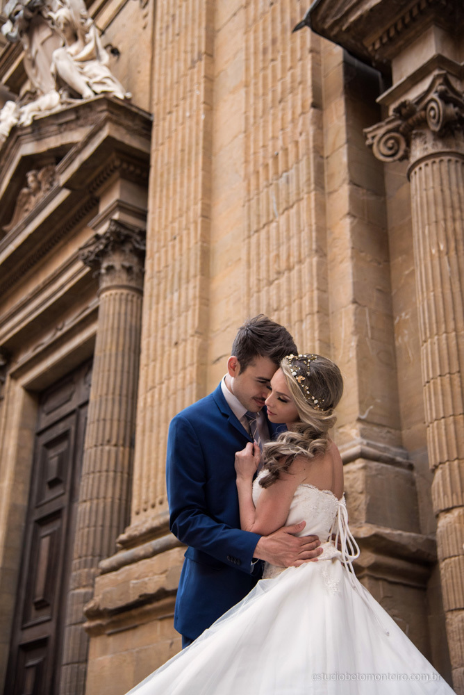 Lucrezia e Stefano fotografia em florenca italia europa - fotografo na europa - casamento europa - casal - noivo - noiva - wedding - estudio beto monteiro - noivo e noiva externa construção antiga medieval pedras