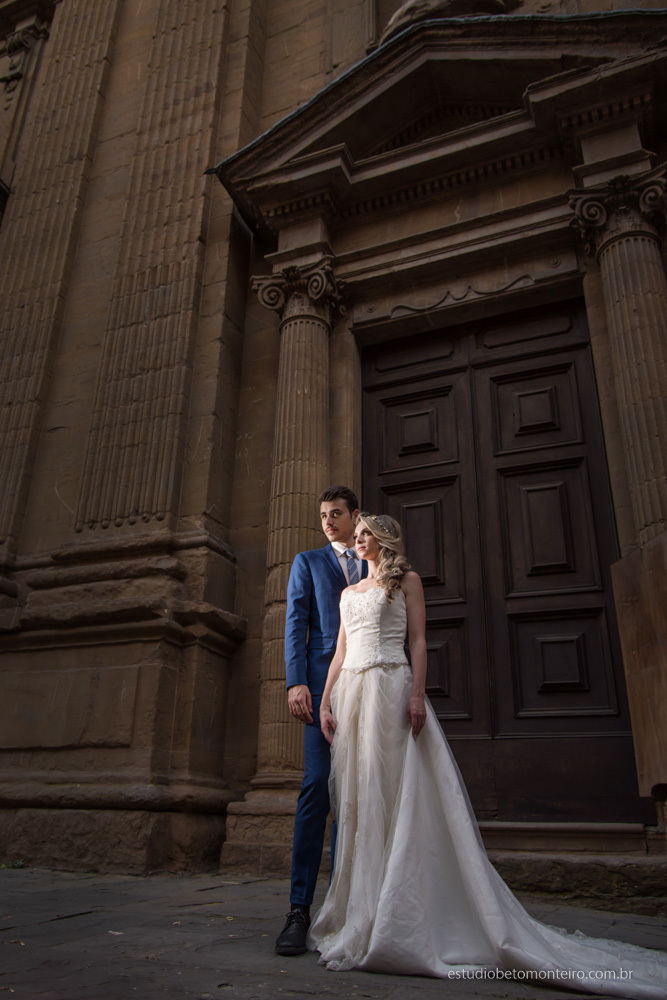 Lucrezia e Stefano fotografia em florenca italia europa - fotografo na europa - casamento europa - casal - noivo - noiva - wedding - estudio beto monteiro - noivo e noiva externa construção antiga medieval pedras luz e sombras
