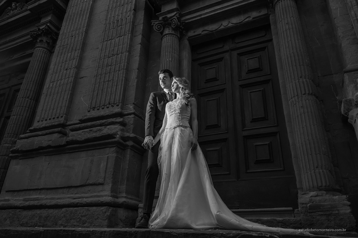 Lucrezia e Stefano fotografia em florenca italia europa - fotografo na europa - casamento europa - casal - noivo - noiva - wedding - estudio beto monteiro - noivo e noiva externa construção antiga medieval pedras luz e sombras